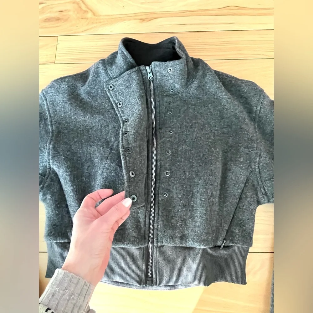 Gray Button-Up Cropped Jacket, NEW CONDITION SIZE SMALL, WARM - Picture 4 of 12